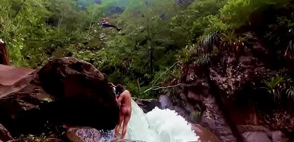  Lilyan se desnuda al borde de una cascada